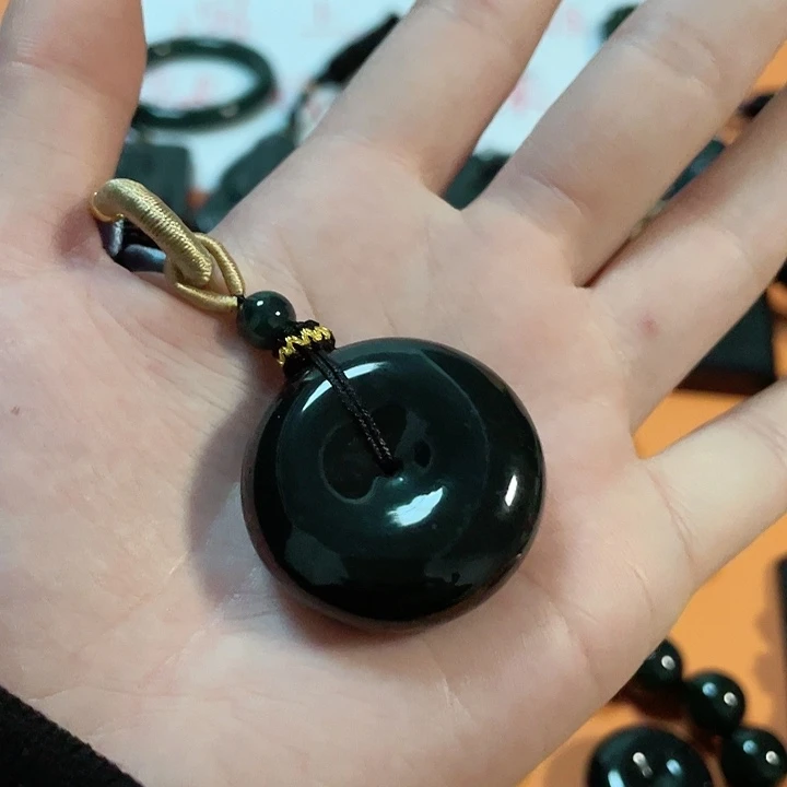 翡翠颈饰未镶嵌莫*首