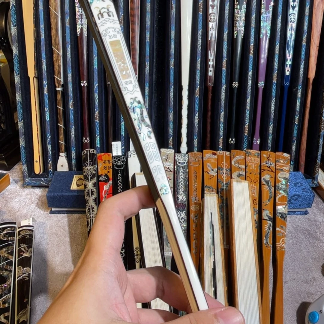 只***签扇子手工制作工艺精湛