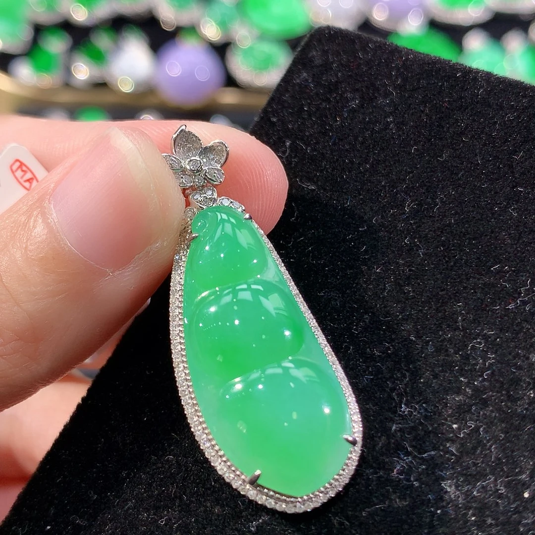 翡翠18K金镶嵌颈饰