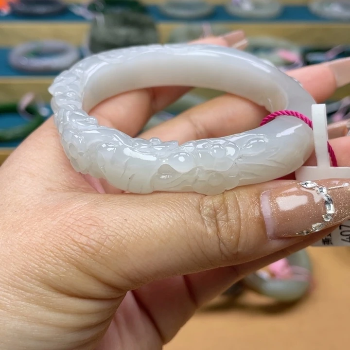 和田玉手镯56+圈口。编号68未镶嵌