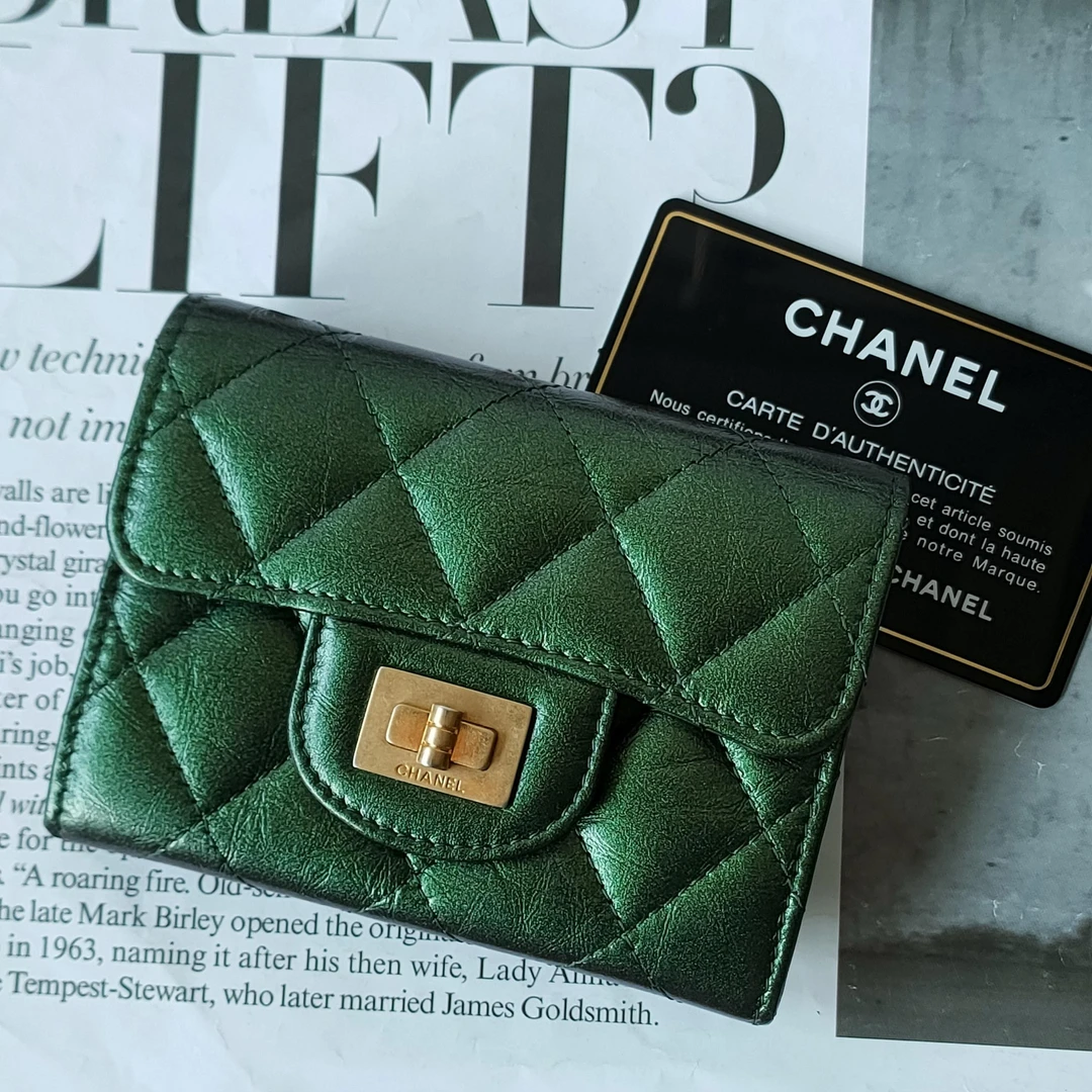 95新 Chanel/香奈儿 AZUL珠光绿金扣油蜡牛皮2.55扣两折卡包38023