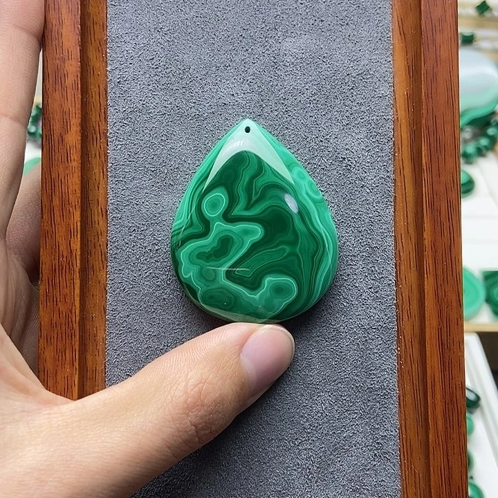 孔雀石颈饰未镶嵌茶*