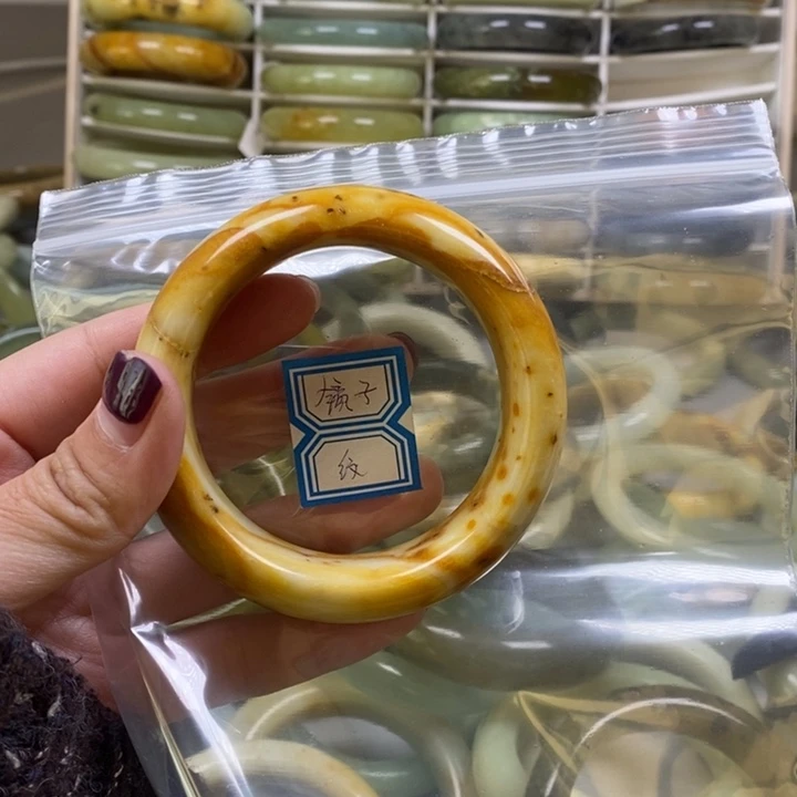 蛇纹石玉手镯未镶嵌镜*