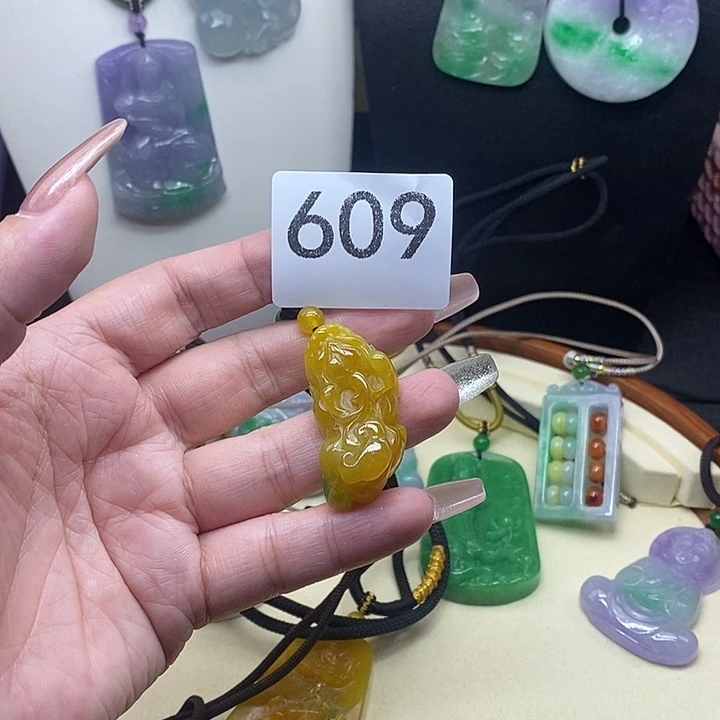 翡翠未镶嵌吊坠(赠链)