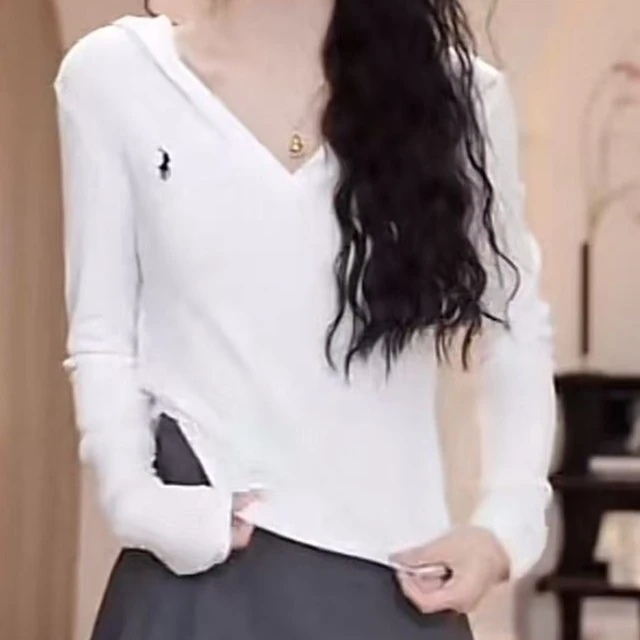 春季上新独特小众小马标连帽V领长袖修身显瘦百搭T恤上衣女