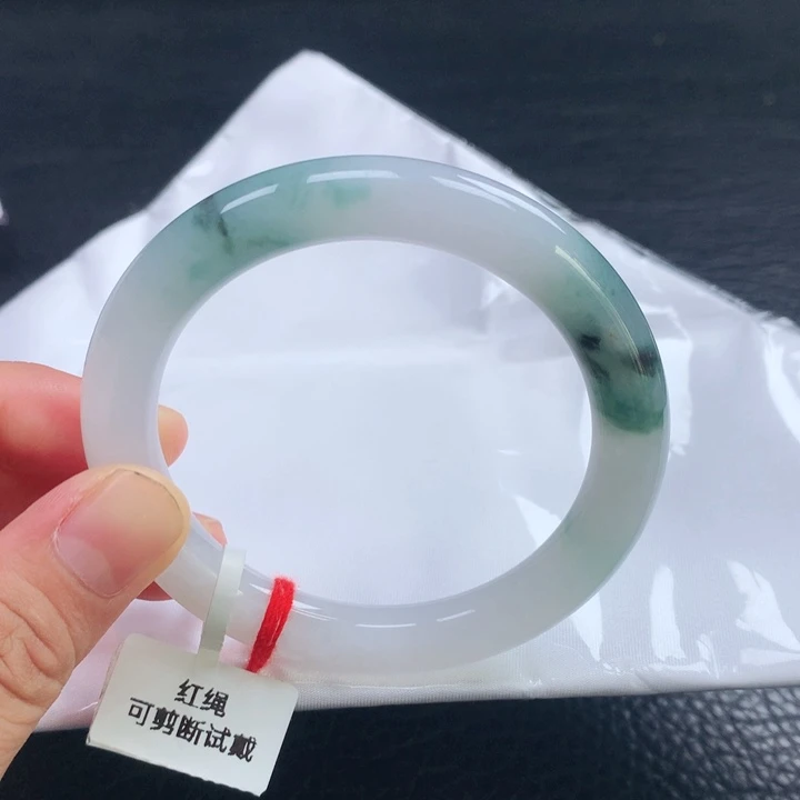 翡翠手镯（圆镯）未镶嵌55圈
