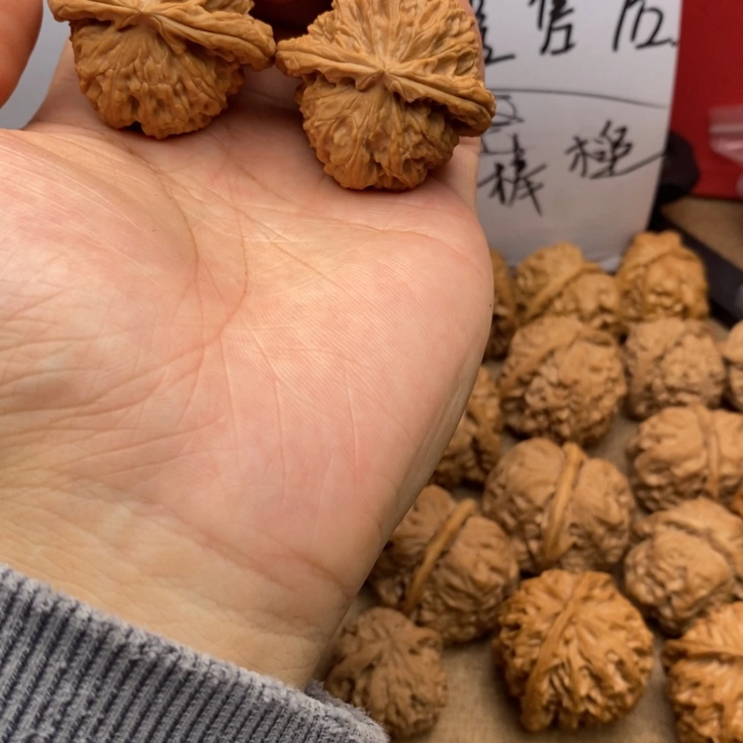 一***帅文玩核桃吊坠文玩核桃手把件白狮子