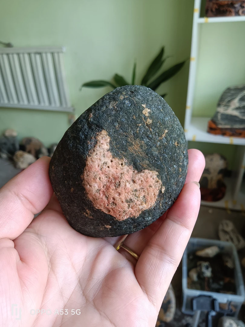 天然黑底白纹平安石手把件精致设计随身携带