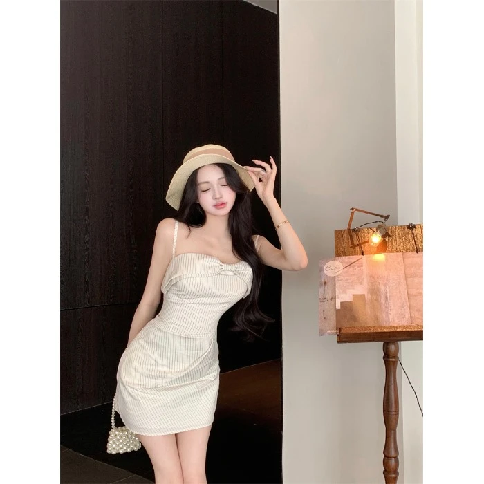 一字肩无袖条纹抹胸连衣裙女夏季蝴蝶结设计感纯欲风收腰包臀短裙