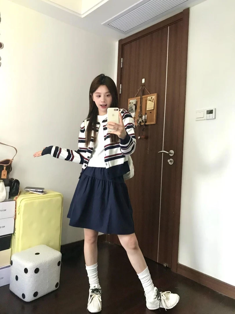 2025早秋新款法式温柔风复古条纹针织开衫搭配半身裙显瘦两件套女