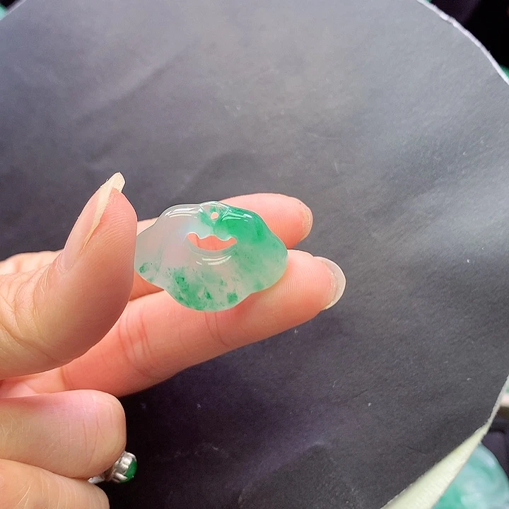 颈饰未镶嵌石英质玉