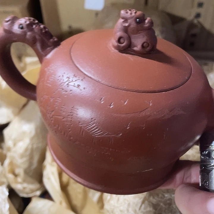 紫砂茶壶原矿泥料手工制作的一把紫砂壶。