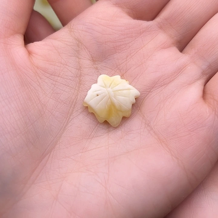 琥珀未镶嵌裸石浓白蜡