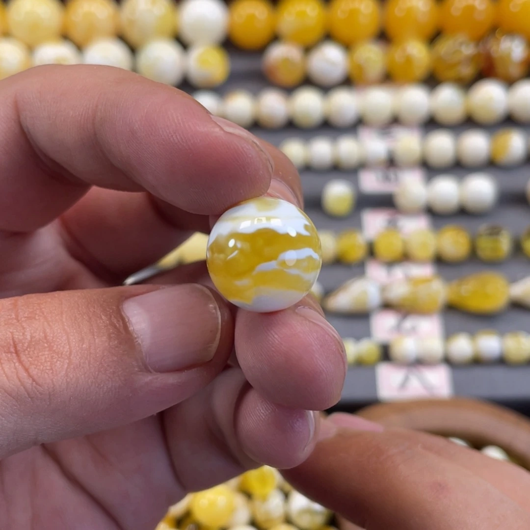 未镶嵌蜜蜡裸石榴**王金白圆珠