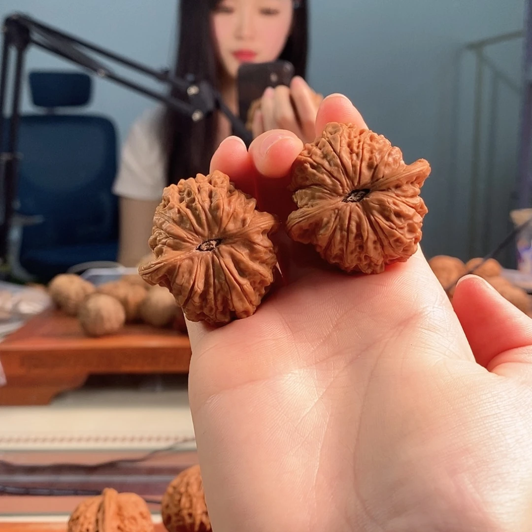 文玩核桃吊坠血麒麟41