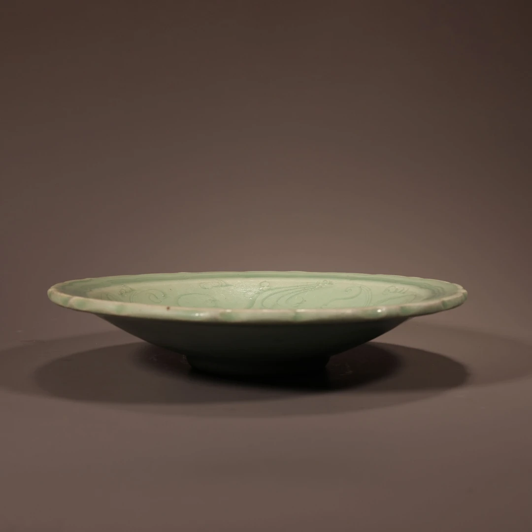 LOT051702 明 龙泉窑花口刻花盘