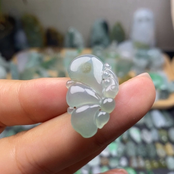 翡翠未镶嵌颈饰蝴蝶