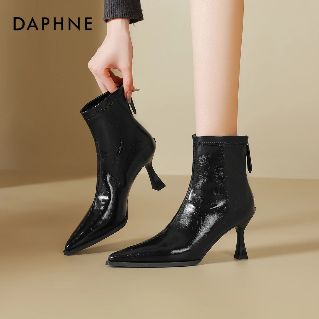 达芙妮法式气质黑色尖头短靴女2025秋季新款百搭细跟瘦瘦靴高跟鞋