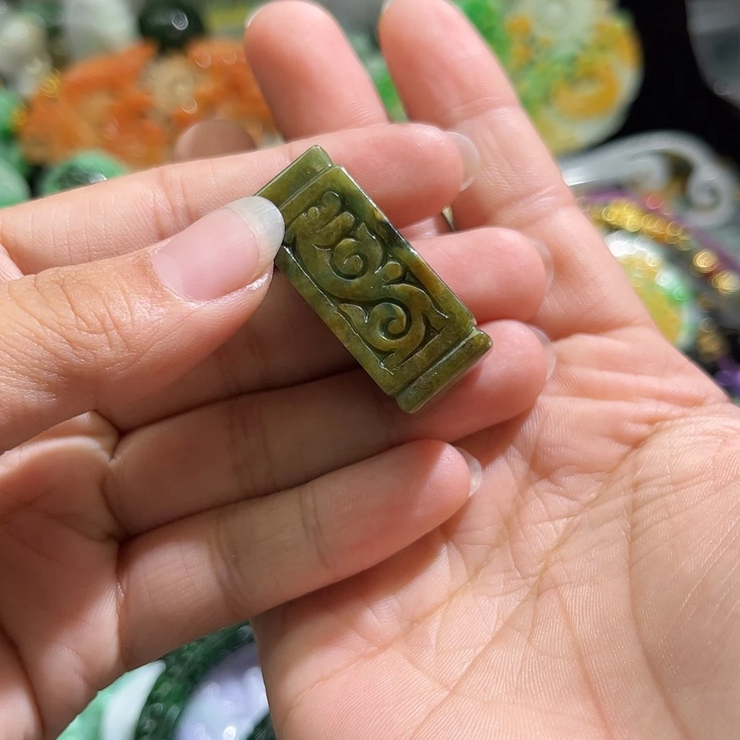 翡翠未镶嵌颈饰待编织