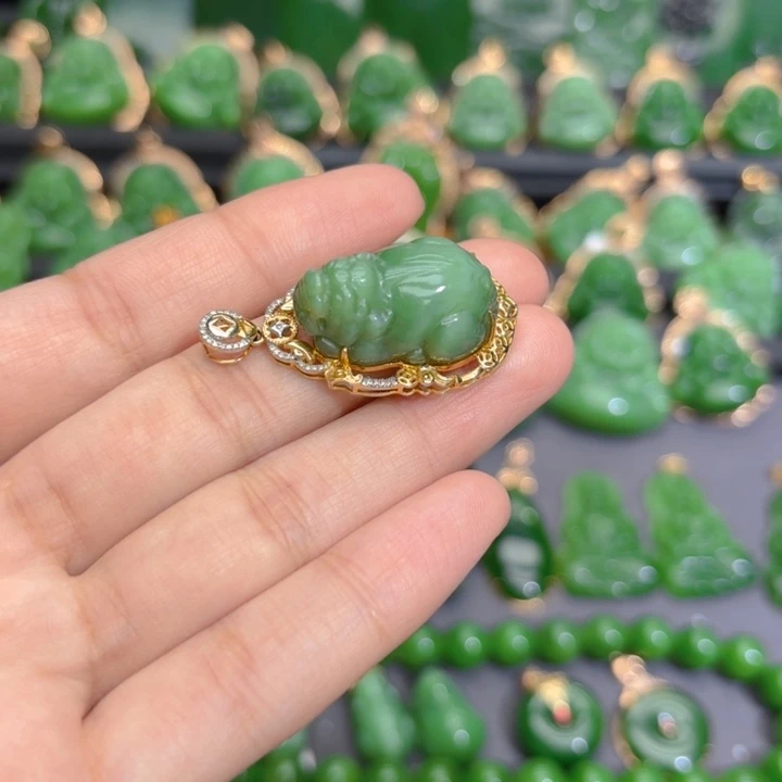 颈饰18K金镶嵌和田玉（碧玉）