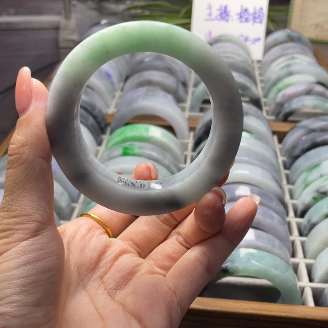 未镶嵌乌鸡翡翠手镯定制翡翠