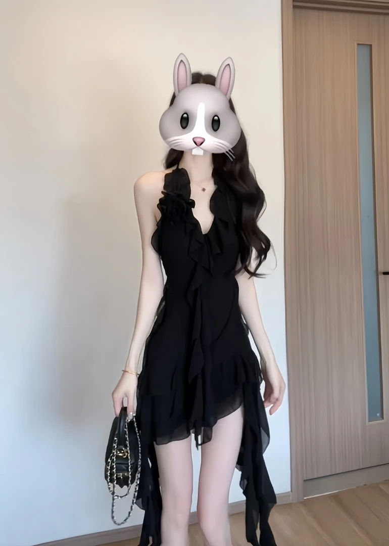 纯欲风性感黑玫瑰挂脖不规则荷叶边飘带连衣裙夏收腰显瘦吊带裙子