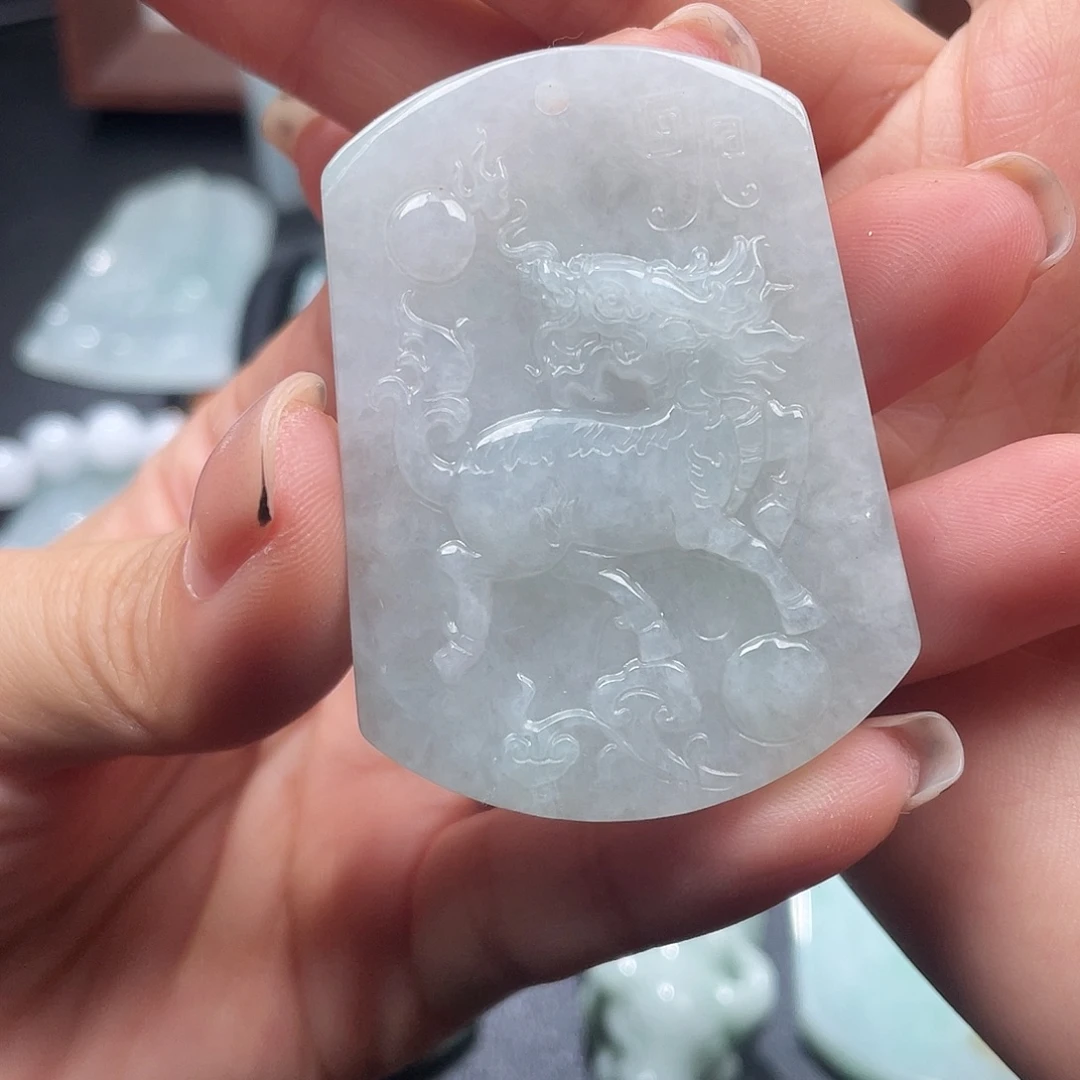 翡翠未镶嵌颈饰麒麟