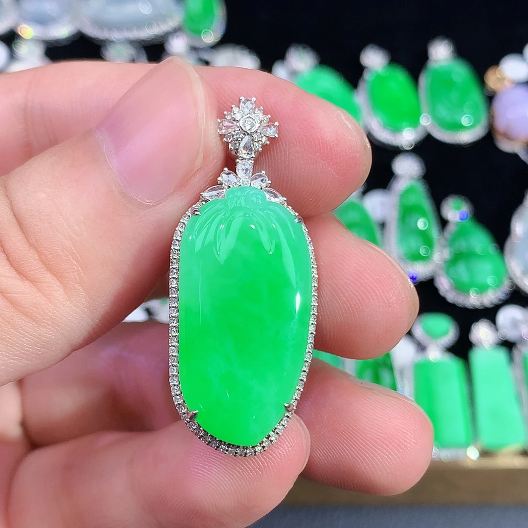 颈饰18K金镶嵌翡翠