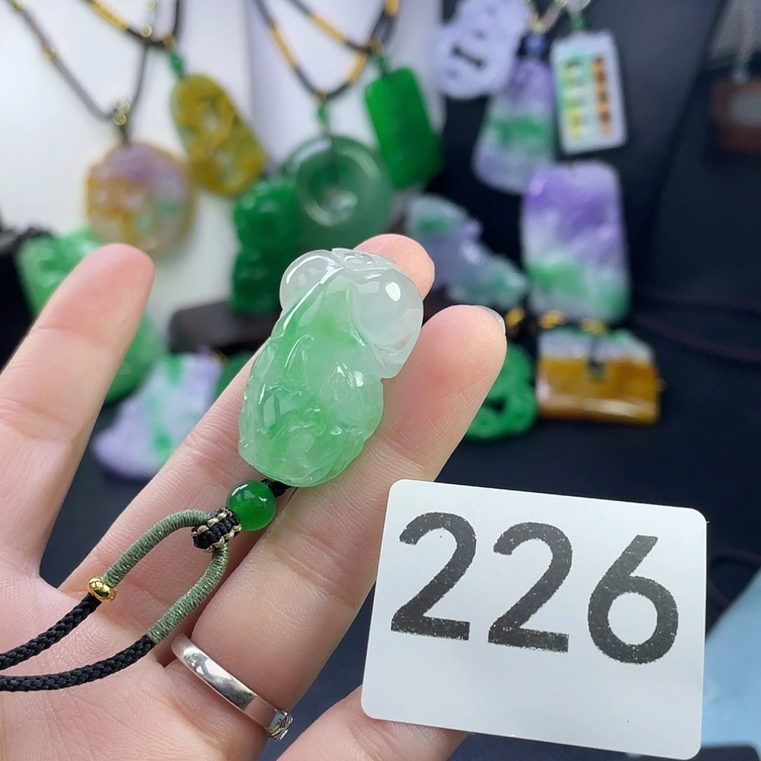 翡翠未镶嵌吊坠(赠链)