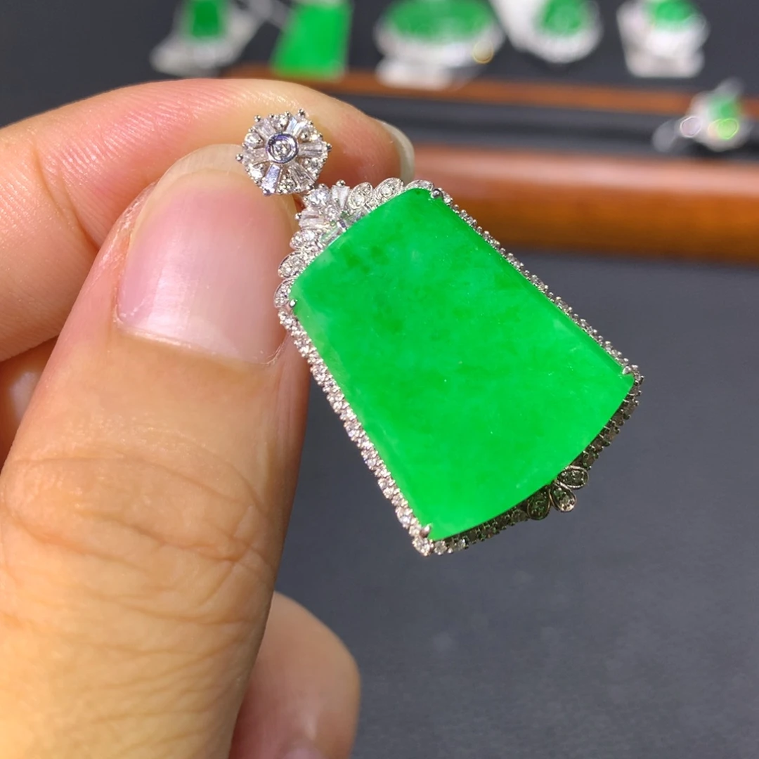 翡翠18K金镶嵌颈饰只****6翡翠