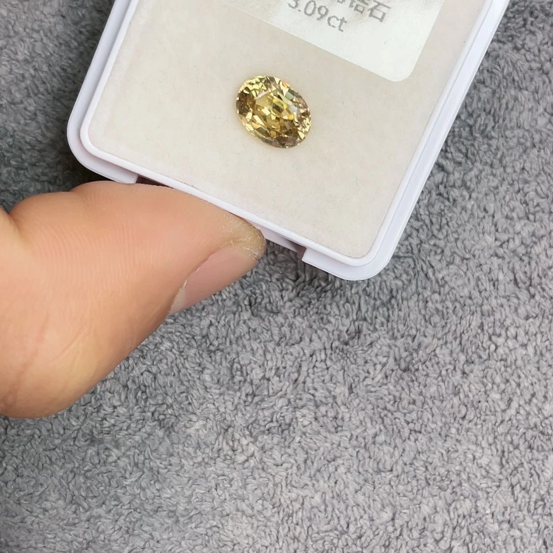 锆石裸石未镶嵌3.09Ct。