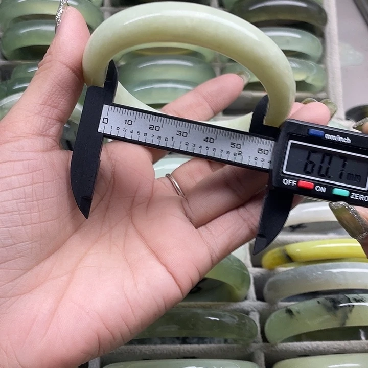 蛇纹石玉未镶嵌手镯302