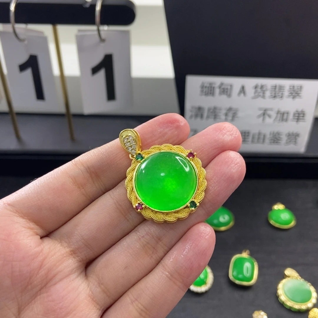 吊坠(赠链)18K金镶嵌翡翠豪镶圆牌