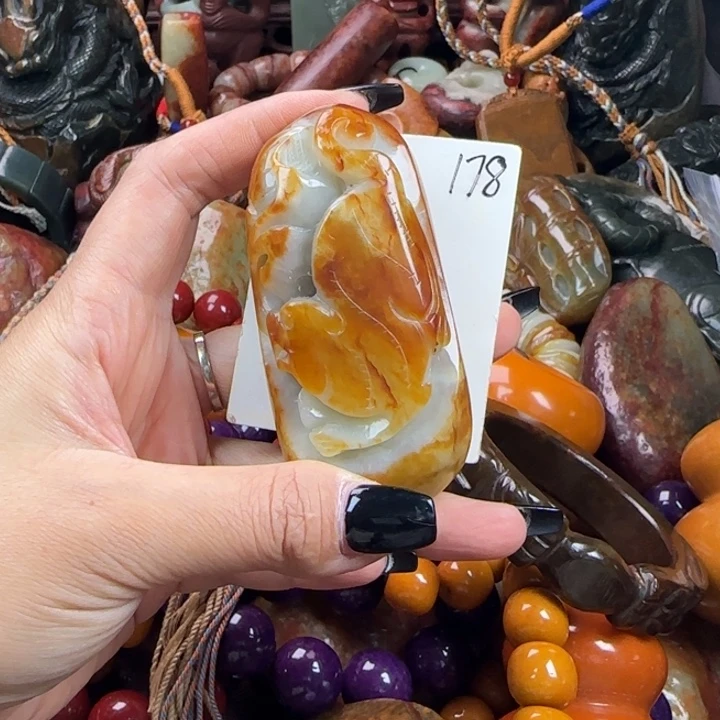 未镶嵌透闪石质玉珠宝奇石