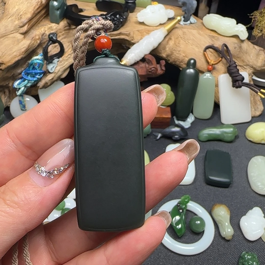 和田玉未镶嵌颈饰豆*?