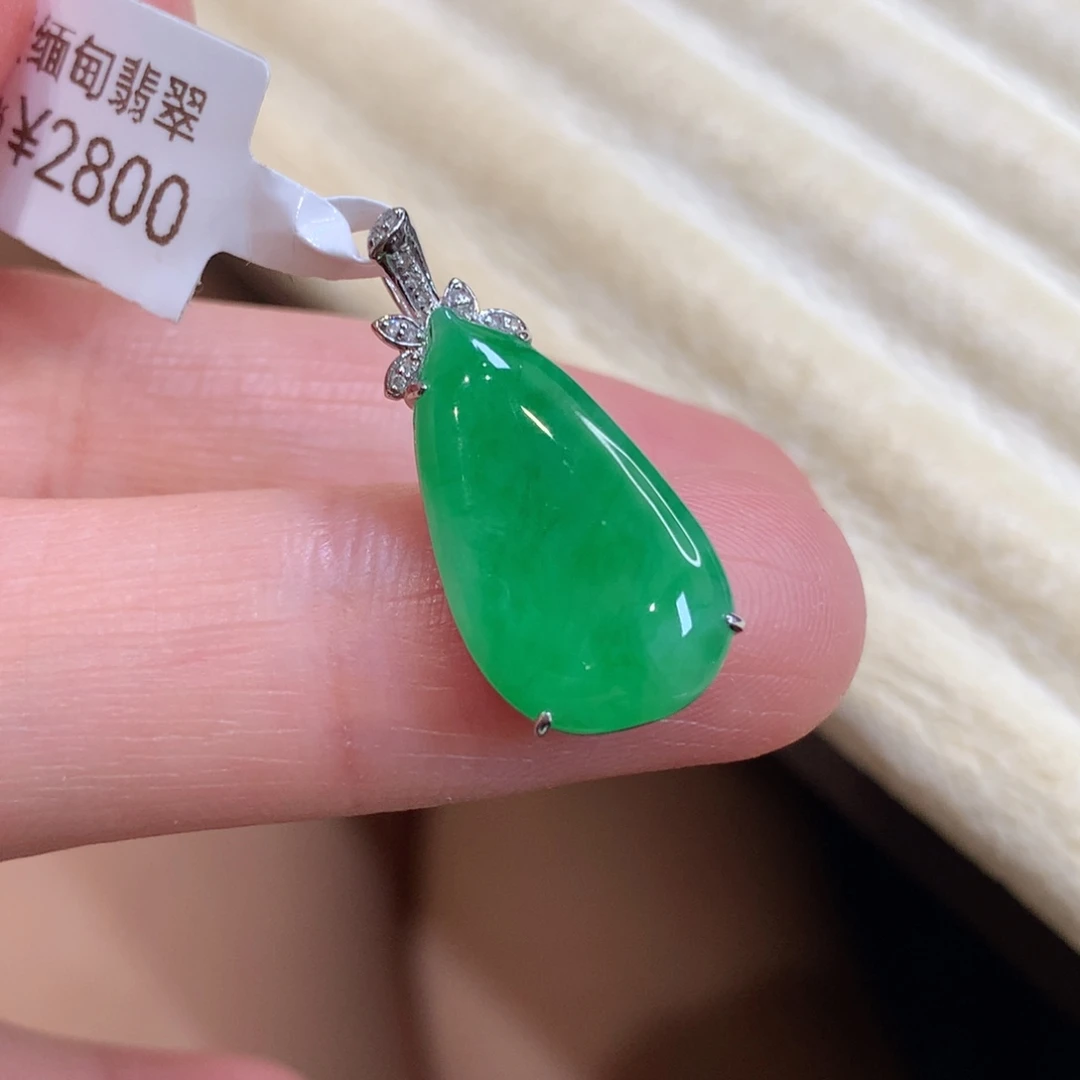颈饰18K金镶嵌翡翠