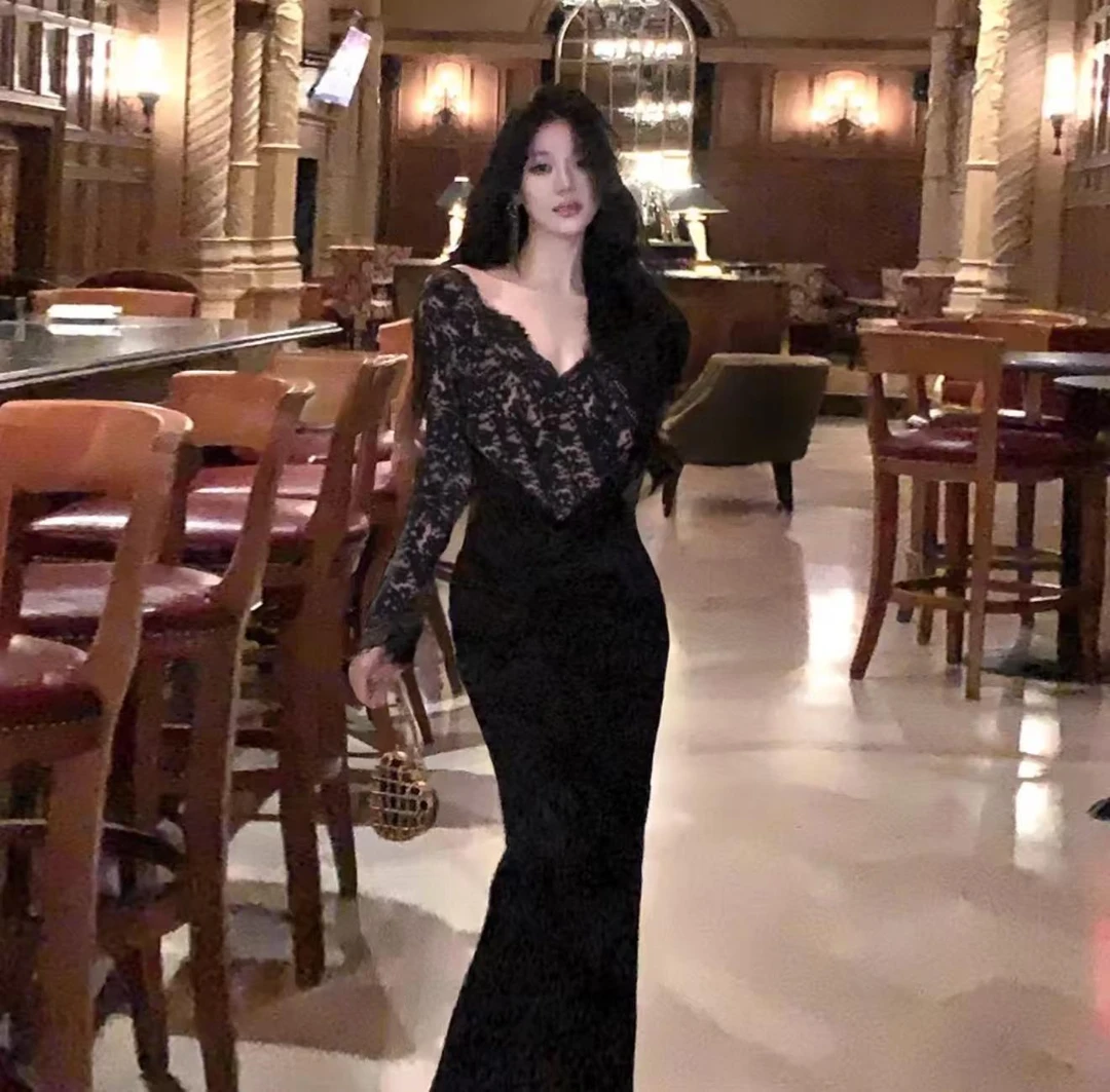 D212【爱妻】v领蕾丝拼接针织连衣裙女小众设计感包臀鱼尾裙修身