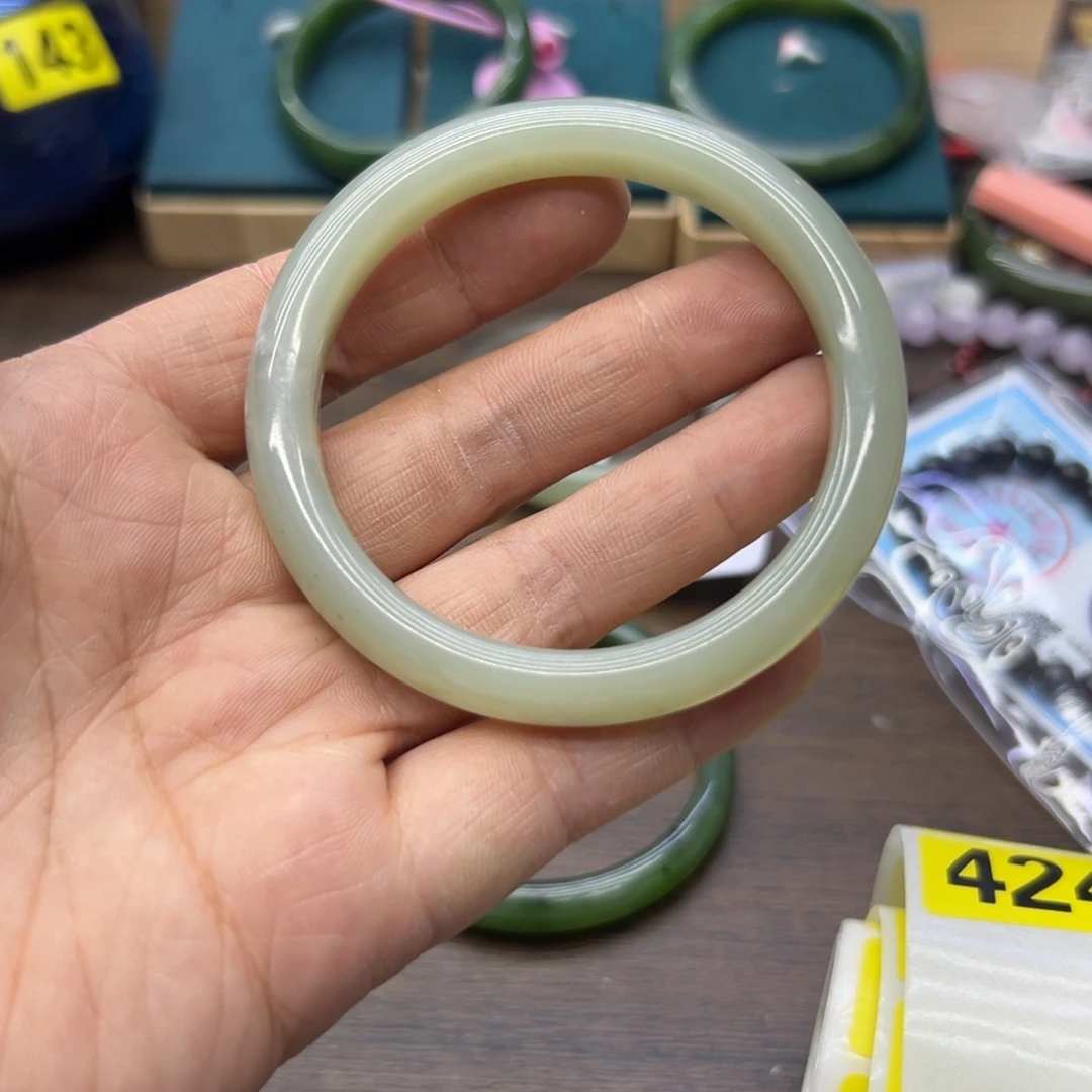 和田玉未镶嵌手镯56.8圈围423瑕