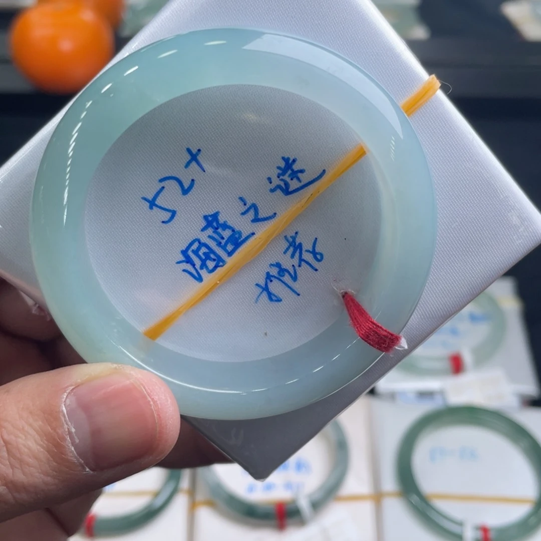 翡翠手镯未镶嵌翡翠手镯
