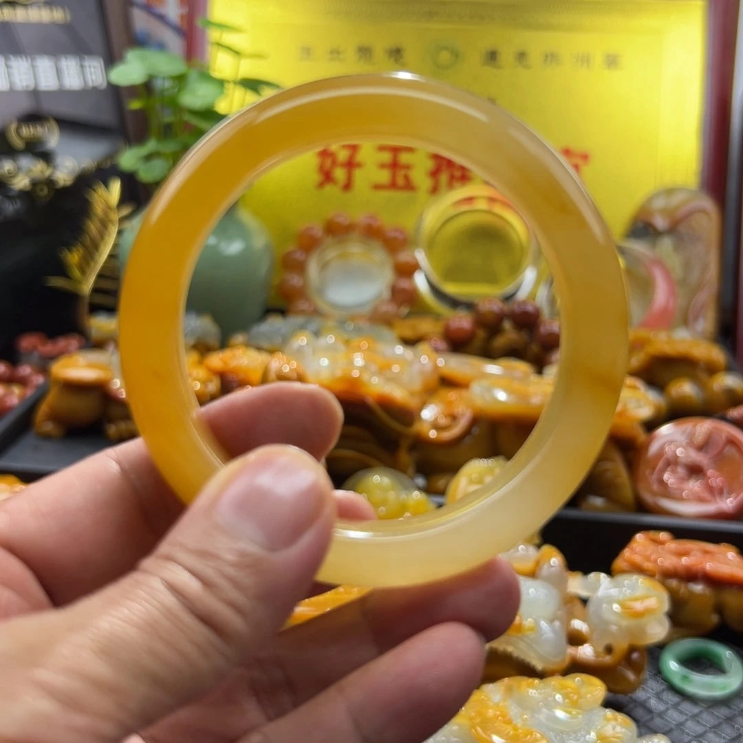 颈饰未镶嵌石英质玉