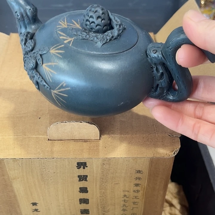 茶壶紫泥原矿泥料手工制作的一把紫砂壶。