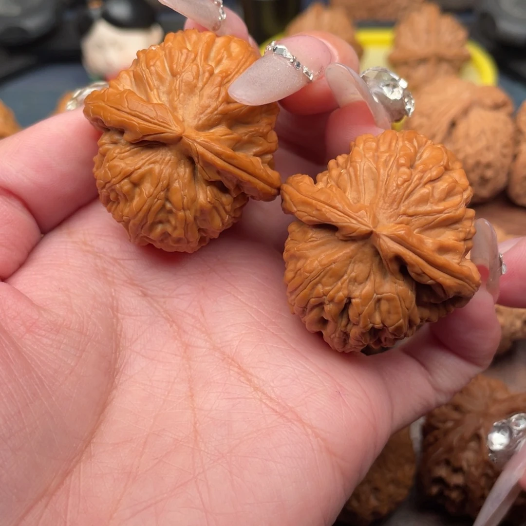 文玩核桃吊坠红皮球白38.5