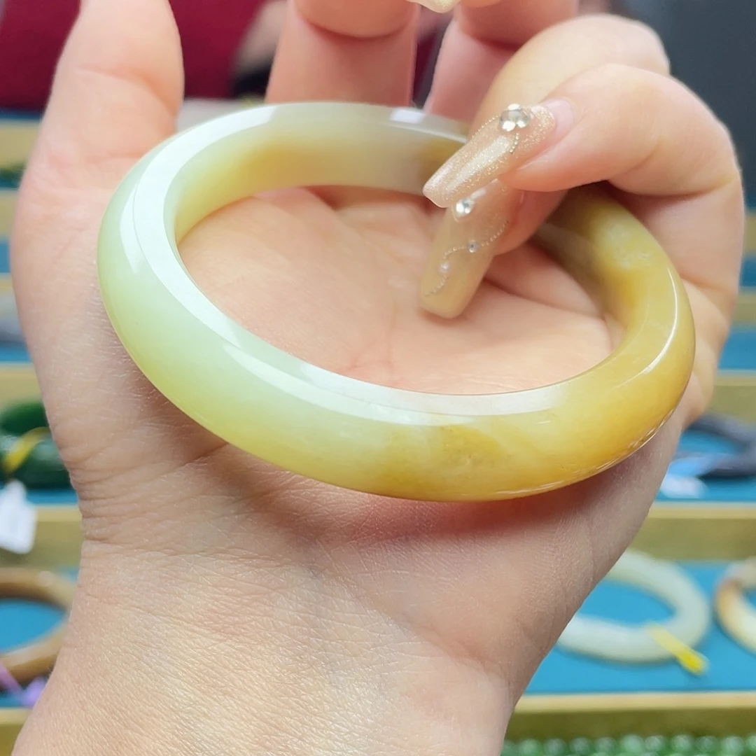 和田玉手镯58圈口。编号42未镶嵌