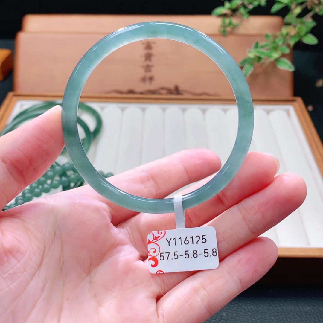 翡翠未镶嵌手镯（圆镯）