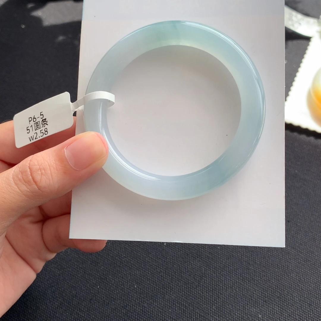 翡翠手镯未镶嵌翡翠