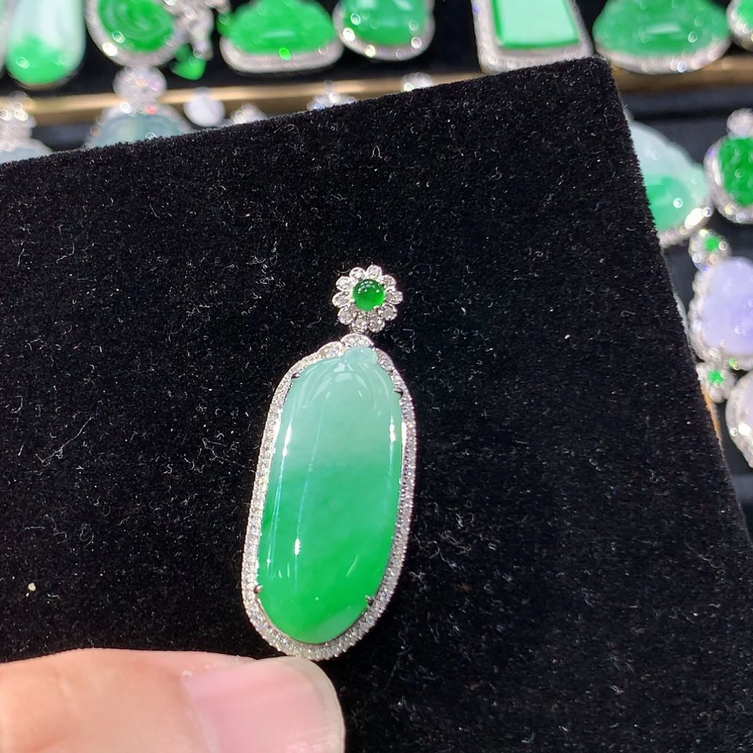 翡翠18K金镶嵌颈饰