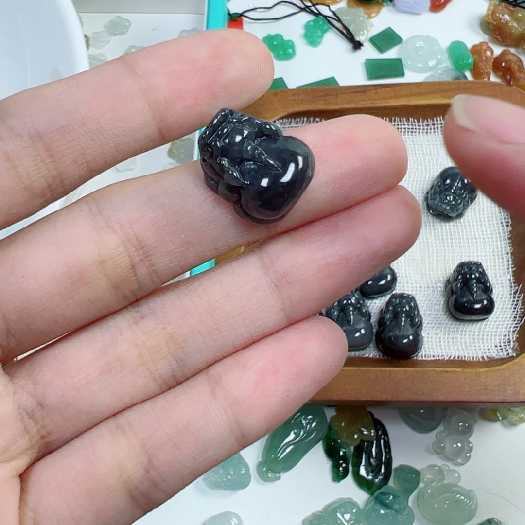 翡翠散珠?****0乌鸡貔貅一个