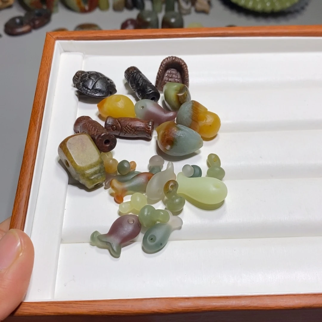 颈饰未镶嵌透闪石质玉琪**胜