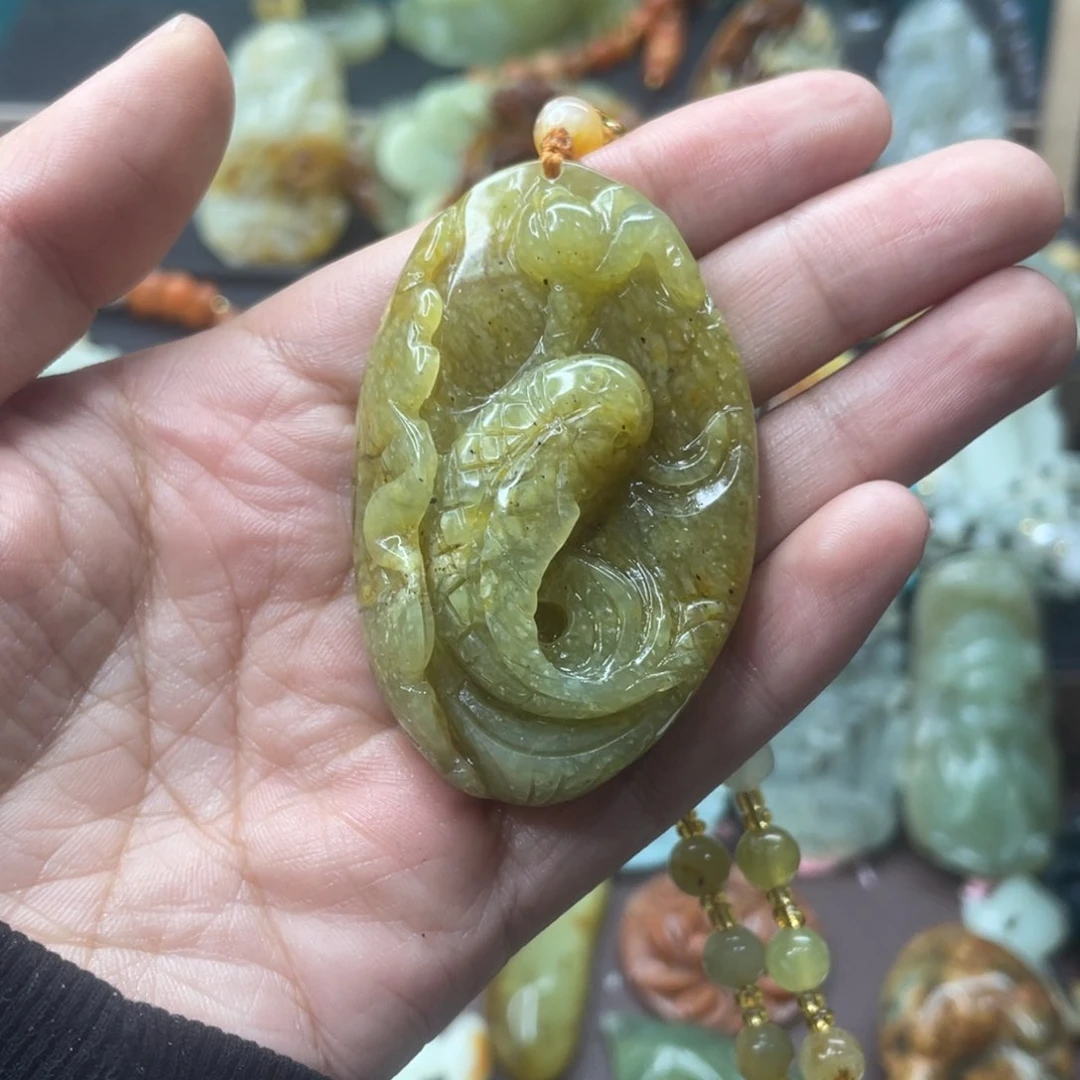 蛇纹石玉未镶嵌颈饰