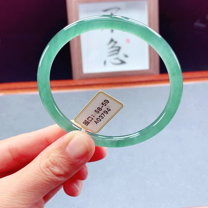 未镶嵌手镯翡翠圆镯
